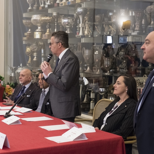 manichino d'oro 2019 circolo canottieri Napoli lello antonelli presidente sartoria